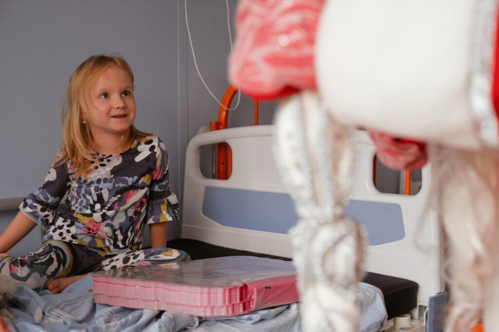 Фонд ОРБИ навести пациентов единственного в России центра детского инсульта в Морозовской больнице. 