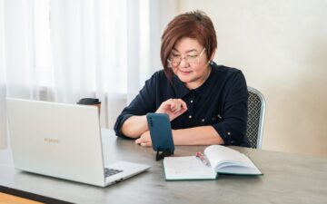 Женщина работает за компьютером