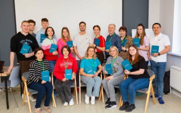 Ученики проекта "Движение к жизни" с преподавателем Дмитрием Артёмовым Ученики проекта "Движение к жизни" с преподавателем Дмитрием Артёмовым