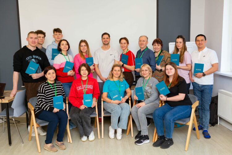 Ученики проекта "Движение к жизни" с преподавателем Дмитрием Артёмовым
